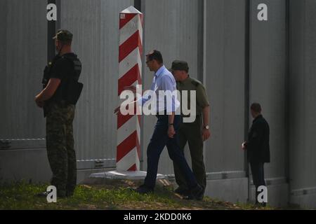 Il primo ministro Mateusz Morawiecki (al centro) è apparso al confine polacco-bielorusso al muro di confine, che il governo polacco ha definito una "barriera fisica". Ha partecipato alla consegna di questa struttura in acciaio e cemento alla Guardia di frontiera, da parte del contraente del progetto, società Budimex, Unibep e Budrex. Il muro di confine al confine polacco-bielorusso è stato costruito con l'uso di 50.000 tonnellate di acciaio. E 'alto 5,5 metri, sormontato da un filo rasoio e si estende per 186,25 km. Il Giovedi, 30 giugno 2022, a Nowodziel, nei pressi di Kuznica, Podlaskie Voivodato, Polonia. (Foto di Artu Foto Stock