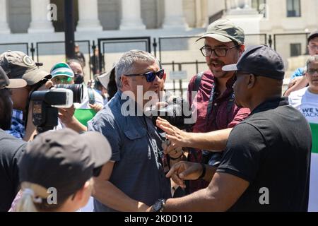 La sicurezza privata per un gruppo di protesta si scontra con la stampa come dimostranti con il Center for Popular Democracy e altre organizzazioni eseguono una disobbedienza civile di massa a sostegno dell'accesso all'aborto sedendo e bloccando un incrocio vicino alla Corte Suprema di Washington, D.C. il 30 giugno 2022. (Foto di Bryan Olin Dozier/NurPhoto) Foto Stock