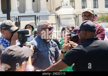 La sicurezza privata per un gruppo di protesta si scontra con la stampa come dimostranti con il Center for Popular Democracy e altre organizzazioni eseguono una disobbedienza civile di massa a sostegno dell'accesso all'aborto sedendo e bloccando un incrocio vicino alla Corte Suprema di Washington, D.C. il 30 giugno 2022. (Foto di Bryan Olin Dozier/NurPhoto) Foto Stock