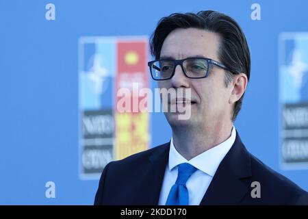 Il Presidente della Macedonia Settentrionale Stevo Pendarovski arriva in sede l'ultimo giorno del Vertice NATO a Madrid, in Spagna, il 30 giugno 2022. (Foto di Jakub Porzycki/NurPhoto) Foto Stock