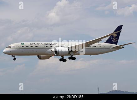 Con il volo inaugurato oggi dalla Saudia, per la prima volta Barcellona e l'Arabia Saudita sono collegate via aerea. Il percorso sarà operativo due giorni alla settimana fino ad agosto 25 con un Boeing 787-9 con 298 posti a sedere. Nella foto, arrivo del volo Saudia all'aeroporto di Barcellona, a Barcellona, il 30th giugno 2022. Foto: JoanValls/Urbanandsport /NurPhoto -- (Foto di Urbanandsport/NurPhoto) Foto Stock