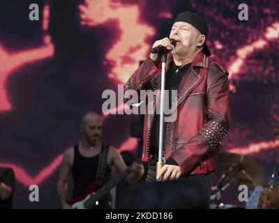 Vasco Rossi si esibisce in diretta a Torino il 30 giugno 2022. (Foto di Loris Roselli/NurPhoto) Foto Stock