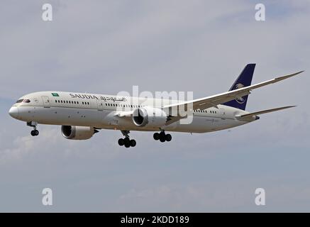 Con il volo inaugurato oggi dalla Saudia, per la prima volta Barcellona e l'Arabia Saudita sono collegate via aerea. Il percorso sarà operativo due giorni alla settimana fino ad agosto 25 con un Boeing 787-9 con 298 posti a sedere. Nella foto, arrivo del volo Saudia all'aeroporto di Barcellona, a Barcellona, il 30th giugno 2022. Foto: JoanValls/Urbanandsport /NurPhoto -- (Foto di Urbanandsport/NurPhoto) Foto Stock