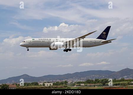 Con il volo inaugurato oggi dalla Saudia, per la prima volta Barcellona e l'Arabia Saudita sono collegate via aerea. Il percorso sarà operativo due giorni alla settimana fino ad agosto 25 con un Boeing 787-9 con 298 posti a sedere. Nella foto, arrivo del volo Saudia all'aeroporto di Barcellona, a Barcellona, il 30th giugno 2022. Foto: JoanValls/Urbanandsport /NurPhoto -- (Foto di Urbanandsport/NurPhoto) Foto Stock