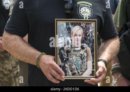 Una cerimonia funebre per Natalia Frausher, medica ucraina del Battaglione medico degli Ospitalieri al Monastero di San Michele a Kyiv, Ucraina, 30 giugno 2022 (Foto di Maxym Marusenko/NurPhoto) Foto Stock