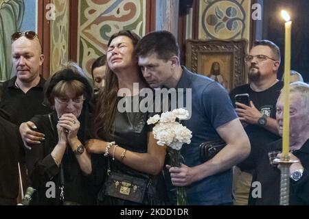 Parenti, amici e compagni partecipano ad una cerimonia funeraria per Natalia Frausher, medica ucraina del Battaglione medico degli Ospitalieri al Monastero di San Michele con la cupola dorata a Kyiv, Ucraina, 30 giugno 2022 (Foto di Maxym Marusenko/NurPhoto) Foto Stock