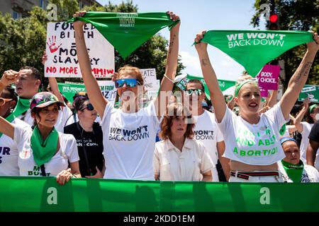 Le celebrità pro-choice prendono parte a una protesta e a un'azione di disobbedienza civile di massa per i diritti riproduttivi ospitati dal Centro per la democrazia popolare presso la Corte Suprema. L'evento giunge meno di una settimana dopo che la Corte ha emesso il suo parere in Dobbs contro JWHO, rovesciando Roe contro Wade e invertendo il diritto federale all'accesso all'aborto. Prima fila, da sinistra a destra: julia HAART, Alysia Reiner, e Philipps occupato. (Foto di Allison Bailey/NurPhoto) Foto Stock