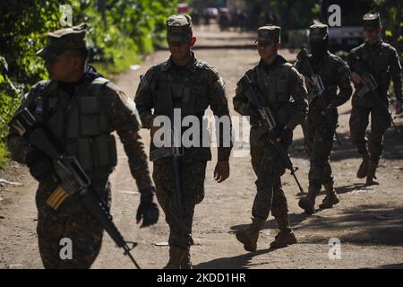 Soldati pattugliano durante un'operazione alla ricerca di membri di gang il 30 giugno 2022 a Santa Ana, El Salvador. Martedì 28th giugno, tre poliziotti sono stati uccisi da membri della banda Barrio 18 SureÃ±os. (Foto di Camilo Freedman/NurPhoto) Foto Stock