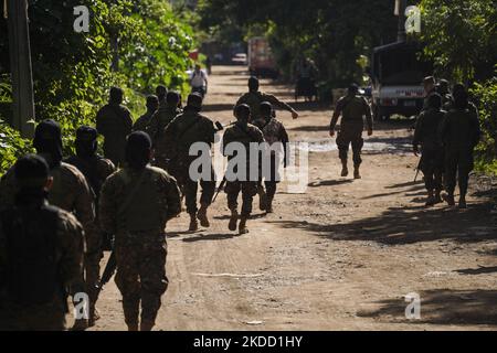 Soldati pattugliano durante un'operazione alla ricerca di membri di gang il 30 giugno 2022 a Santa Ana, El Salvador. Martedì 28th giugno, tre poliziotti sono stati uccisi da membri della banda Barrio 18 SureÃ±os. (Foto di Camilo Freedman/NurPhoto) Foto Stock