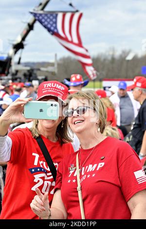 Latrobe, Stati Uniti. 05th Nov 2022. I sostenitori dei candidati repubblicani prendono un selfie prima dell'inizio del rally all'aeroporto regionale Arnold Palmer di Latrobe, Pennsylvania, sabato 5 novembre 2022. Foto di Archie Carpenter/UPI Credit: UPI/Alamy Live News Foto Stock