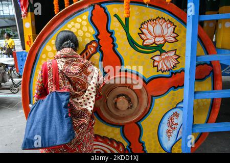 Un devoto prega al volante di un carro davanti a Rathyatra a Kolkata , India , il 1 luglio 2022 . La comunità ISCKON di Kolkata si prepara a celebrare il suo 51st Rathayatra . Rathayatra è un festival indù di carri che celebra la visita annuale del Signore Jagannath al tempio di Gundicha a Puri , Odisha. (Foto di Debarchan Chatterjee/NurPhoto) Foto Stock