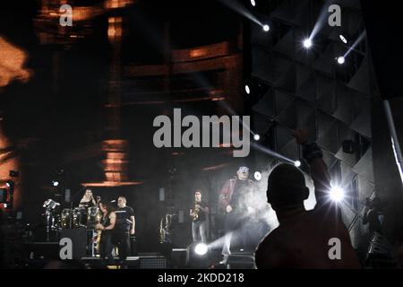 Vasco Rossi si esibisce sul palco durante il Vasco Live tour del 30 giugno 2022 presso lo Stadio Olimpico Grande Torino di Torino, Piemonte. (Foto di Matteo Bottanelli/NurPhoto) Foto Stock