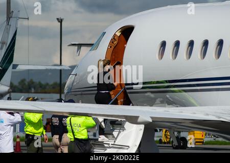 Nini Johana Usuga alias 'la Negraa', sorella della droga colombiana lord Dairo Antonio Usuga, alias 'Otoniel', entra in aereo prima della sua estradizione negli Stati Uniti d'America presso la base aerea militare CATAM, a Bogotà, il 1 luglio 2022 (Foto di Sebastian Barros/NurPhoto) Foto Stock