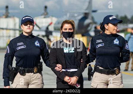 Nini Johana Usuga alias 'la Negra', sorella del signore della droga colombiana Dairo Antonio Usuga, alias 'Otoniel', è scortato da agenti di polizia Interpol prima della sua estradizione negli Stati Uniti d'America presso la base militare CATAM, a Bogotà, il 1 luglio 2022. Nini Johana Usuga è stato anche estradato insieme ai membri dell'ex FARC Guerrilla. (Foto di Sebastian Barros/NurPhoto) Foto Stock