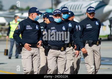 Gli ufficiali DI polizia INTERPOL sono visti durante Nini Johana Usuga alias 'la Negraa', sorella del Signore colombiano della droga Dairo Antonio Usuga, alias 'Otoniel', entra in aereo prima della sua estradizione negli Stati Uniti d'America presso la base militare CATAM, a Bogota, il 1 luglio 2022 (Foto di Sebastian Barros/NurPhoto) Foto Stock