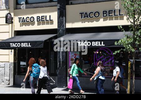 Il ristorante Taco Bell si trova a Madrid, in Spagna, il 27 giugno 2022. (Foto di Jakub Porzycki/NurPhoto) Foto Stock