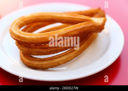 I churros sono visti su un tavolo da caffè in questa foto di illustrazione scattata a Madrid, Spagna il 1 luglio 2022. (Foto di Jakub Porzycki/NurPhoto) Foto Stock