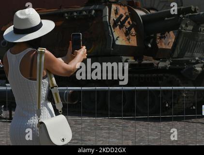 Un turista scatta una foto dell'howitzer Msta-S semovente russo, parzialmente distrutto, catturato dall'esercito ucraino, in mostra alla mostra "per la nostra libertà e la vostra" di fronte al Castello reale nella Città Vecchia di Varsavia. Venerdì 01 luglio 2022 a Varsavia, Polonia. (Foto di Artur Widak/NurPhoto) Foto Stock