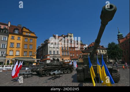 Il carro armato T-72BA russo parzialmente distrutto e l'howitzer Msta-S semovente 2S19 catturato dall'esercito ucraino sono in mostra alla mostra "per la nostra libertà e la vostra" di fronte al Castello reale nella città vecchia di Varsavia. Venerdì 01 luglio 2022 a Varsavia, Polonia. (Foto di Artur Widak/NurPhoto) Foto Stock