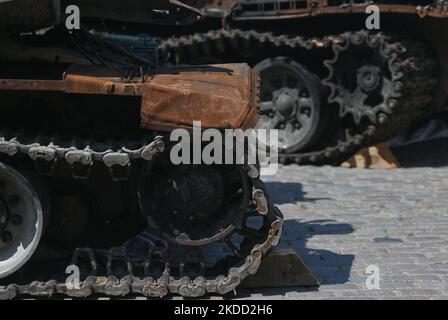 Dettagli del carro armato T-72BA russo parzialmente distrutto e dell'howitzer Msta-S semovente 2S19 catturato dall'esercito ucraino in mostra alla mostra "per la nostra libertà e la vostra" di fronte al Castello reale nella Città Vecchia di Varsavia. Venerdì 01 luglio 2022 a Varsavia, Polonia. (Foto di Artur Widak/NurPhoto) Foto Stock