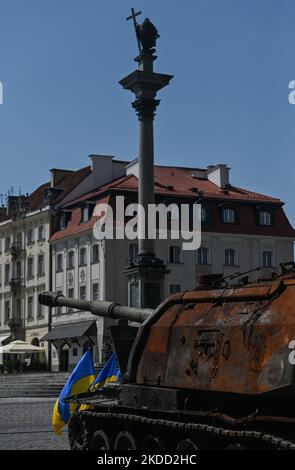 L'howitzer Msta-S semovente russo, parzialmente distrutto, catturato dall'esercito ucraino in mostra alla mostra "per la nostra libertà e la vostra" di fronte al Castello reale nella Città Vecchia di Varsavia. Venerdì 01 luglio 2022 a Varsavia, Polonia. (Foto di Artur Widak/NurPhoto) Foto Stock