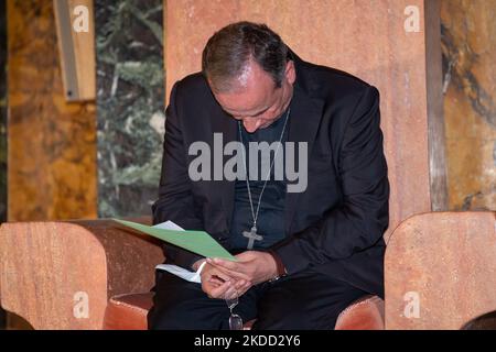 Il Vescovo Domenico Pompili è commosso durante l'addio. Pompili dimora più volte nel terremoto di Amatrici, il Vescovo era infatti molto attivo nelle zone del terremoto del 2016. A Rieti, Italia, il 2 luglio 2022. (Foto di Riccardo Fabi/NurPhoto) Foto Stock