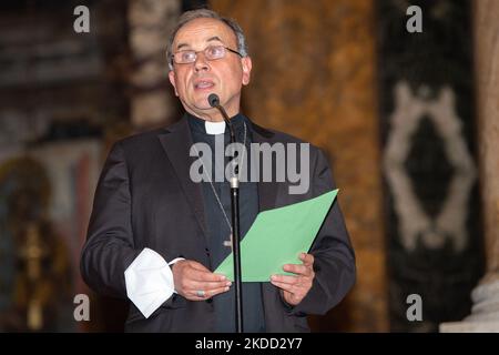 Il Vescovo di Rieti, Monsignor Domenico Pompili, comunica alla città che si sta trasferendo a Verona per guidare la diocesi. A Rieti, (Italia), il 2 luglio 2022. (Foto di Riccardo Fabi/NurPhoto) Foto Stock