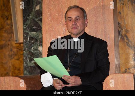 Il Vescovo Domenico Pompili è commosso durante l'addio. Pompili dimora più volte nel terremoto di Amatrici, il Vescovo era infatti molto attivo nelle zone del terremoto del 2016. A Rieti, Italia, il 2 luglio 2022. (Foto di Riccardo Fabi/NurPhoto) Foto Stock