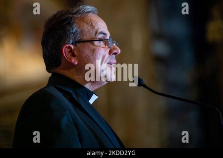 Il Vescovo di Rieti, Monsignor Domenico Pompili, comunica alla città che si sta trasferendo a Verona per guidare la diocesi. A Rieti, (Italia), il 2 luglio 2022. (Foto di Riccardo Fabi/NurPhoto) Foto Stock