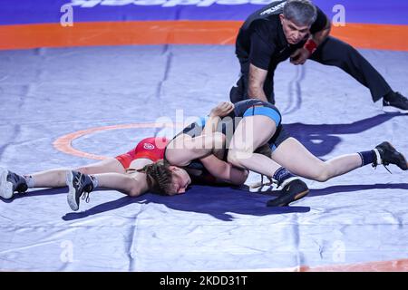 Mihaela Samoil (MDA) vs Amory Olivia Andrich (GER) WW 53kg durante i Campionati europei di Wrestling 2022 U20 del 01 luglio 2022 al PalaPellicone di Roma (Foto di Luigi Mariani/LiveMedia/NurPhoto) Foto Stock