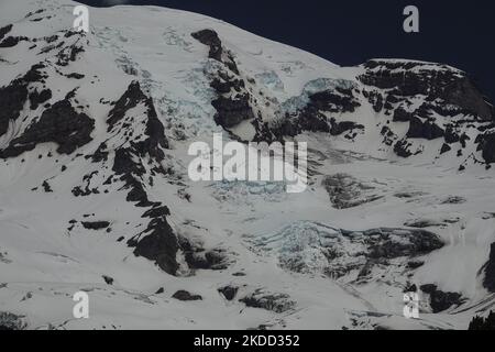 Il Monte Rainier è stato visto dal Nisqually Vista Trail nel Parco Nazionale del Monte Rainier martedì 28 2022 giugno. Salendo a 14.410 metri sopra il livello del mare, Mount Rainier è un'icona nel paesaggio di Washington. Vulcano attivo, il Monte Rainier è il picco più glaciato degli Stati Uniti contigui, che si sta riuscendo da cinque fiumi principali. l Foto di Tom o'Neill (Foto di Thomas o'Neill/NurPhoto) Foto Stock