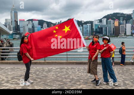 I militanti pro-Cina schierano una bandiera cinese a Tsim Sha Tsui nel 25th° anniversario della retrocessione di Hong Kong in Cina, a Hong Kong, Cina, il 1 luglio 2022. (Foto di Marc Fernandes/NurPhoto) Foto Stock