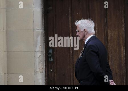 Peebles, UK - Giugno 25: Peebles Beltane - Red Letter Day Peebles Beltane Festival. Un veterano di guerra prende un minuto, in silenzio al memoriale di guerra. Sabato è il momento culminante della settimana per tutti coloro che sono impegnati nella Beltane. Questo è ciò che la regina Beltane sta aspettando da quando le è stato detto per la prima volta cinque settimane prima che doveva essere quella che è incoronata. Questo è il grande giorno per la Madonna incoronante, ma soprattutto questo è il grande giorno per quasi cinquecento bambini che hanno ricevuto costumi da indossare con orgoglio quando marciano lungo la High Street; stare in piedi sulla scalinata della Chiesa, guardare Foto Stock