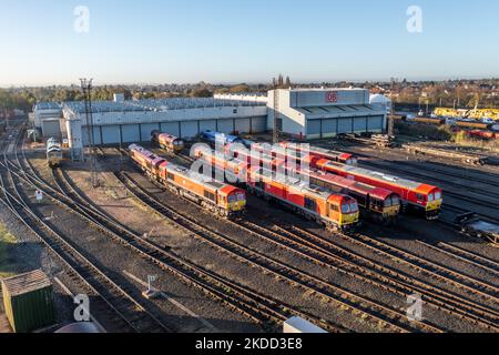 TOTON, NOTTINGHAM, REGNO UNITO - 4 NOVEMBRE 2022. Una veduta aerea del Toton TMD di DB Schenker con locomotiva ferroviaria e vagoni pronti per la riparazione e il rifornimento Foto Stock