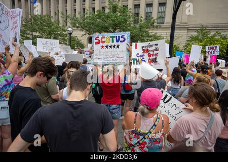 I sostenitori dei diritti all’aborto si riuniscono e marciano al di fuori del tribunale della contea di Hamilton dopo che la Corte Suprema ha rovesciato Roe contro Wade la scorsa settimana, ponendo fine al diritto costituzionale di una donna all’aborto che è stato precedente e legge da quasi 50 anni. Sabato 2 luglio 2022 a Cincinnati, Ohio, STATI UNITI. (Foto di Jason Whitman/NurPhoto) Foto Stock