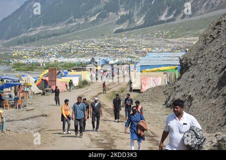 I pellegrini indù camminano verso la grotta di Amarnath durante il pellegrinaggio annuale nella zona di Dumail del distretto di Ganderbal il 02 luglio 2022. (Foto di Muzamil Mattoo/NurPhoto) Foto Stock