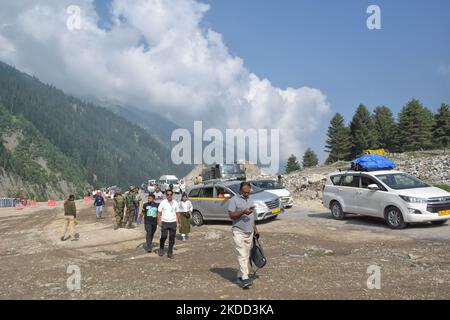 I pellegrini indù camminano verso la grotta di Amarnath durante il pellegrinaggio annuale nella zona di Dumail del distretto di Ganderbal il 02 luglio 2022. (Foto di Muzamil Mattoo/NurPhoto) Foto Stock