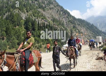 I pellegrini indù cavalcano i cavalli verso la grotta di Amarnath durante il pellegrinaggio annuale nella zona di Dumail del distretto di Ganderbal il 02 luglio 2022. (Foto di Muzamil Mattoo/NurPhoto) Foto Stock