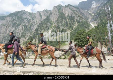 I pellegrini indù cavalcano i cavalli verso la grotta di Amarnath durante il pellegrinaggio annuale nella zona di Dumail del distretto di Ganderbal il 02 luglio 2022. (Foto di Muzamil Mattoo/NurPhoto) Foto Stock