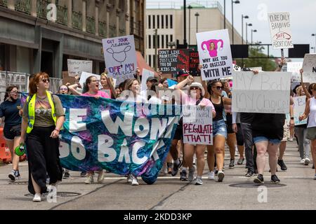 I sostenitori dei diritti all’aborto si riuniscono e marciano al di fuori del tribunale della contea di Hamilton dopo che la Corte Suprema ha rovesciato Roe contro Wade la scorsa settimana, ponendo fine al diritto costituzionale di una donna all’aborto che è stato precedente e legge da quasi 50 anni. Sabato 2 luglio 2022 a Cincinnati, Ohio, STATI UNITI. (Foto di Jason Whitman/NurPhoto) Foto Stock