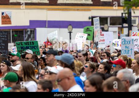 I sostenitori dei diritti all’aborto si riuniscono e marciano al di fuori del tribunale della contea di Hamilton dopo che la Corte Suprema ha rovesciato Roe contro Wade la scorsa settimana, ponendo fine al diritto costituzionale di una donna all’aborto che è stato precedente e legge da quasi 50 anni. Sabato 2 luglio 2022 a Cincinnati, Ohio, STATI UNITI. (Foto di Jason Whitman/NurPhoto) Foto Stock