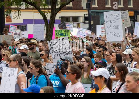 I sostenitori dei diritti all’aborto si riuniscono e marciano al di fuori del tribunale della contea di Hamilton dopo che la Corte Suprema ha rovesciato Roe contro Wade la scorsa settimana, ponendo fine al diritto costituzionale di una donna all’aborto che è stato precedente e legge da quasi 50 anni. Sabato 2 luglio 2022 a Cincinnati, Ohio, STATI UNITI. (Foto di Jason Whitman/NurPhoto) Foto Stock
