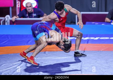 SabIR Jafarov (AZE) vs Hayk Papikyan (ARM) FS 70kg durante i Campionati europei di Wrestling U20 del 02 luglio 2022 al Matteo Pellicone di Roma (Foto di Luigi Mariani/LiveMedia/NurPhoto) Foto Stock