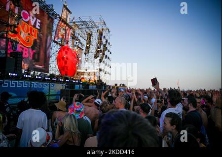 Scenografia e tifosi durante il concerto musicale della cantante italiana Jovanotti - Beach party 2022 il 02 luglio 2022 presso l'Arena concerti di Lignano Sabbiadoro (Photo by Ettore Griffoni/LiveMedia/NurPhoto) Foto Stock