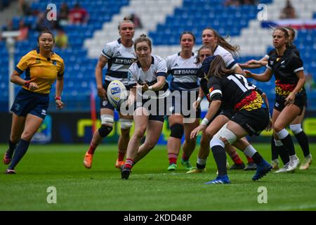 Petra VACKOVA (Centro) di Czechia in azione durante la 7s di donne ceche contro la 7s di donne di Romania, un Pool Una partita di qualificazione della seconda tappa della 2022 Rugby Europe Sevens Championship Series a Cracovia. Sabato 02 luglio 2022, allo stadio municipale di Henryk Reyman, Cracovia, Malopolskie Voivodato, Polonia. (Foto di Artur Widak/NurPhoto) Foto Stock