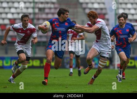 Luca MIGNOT di Francia in azione sfidato dai giocatori georgiani durante la Francia uomini 7s contro Georgia uomini 7s, un Pool Una partita di qualifica della seconda tappa della Rugby Europa Sevens Championship Series 2022 a Cracovia. Sabato 02 luglio 2022, allo stadio municipale di Henryk Reyman, Cracovia, Malopolskie Voivodato, Polonia. (Foto di Artur Widak/NurPhoto) Foto Stock