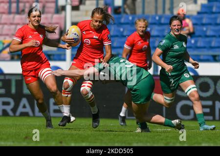 Malgorzata KOLDEJ di Polonia in azione affrontata dall'ALLUVIONE di Stacey in Irlanda 7S vs Polonia 7S, la finale del campionato europeo di rugby 2022 di Cracovia. Domenica 03 luglio 2022, allo stadio municipale Henryk Reyman, Cracovia, Malopolskie Voivodato, Polonia. (Foto di Artur Widak/NurPhoto) Foto Stock