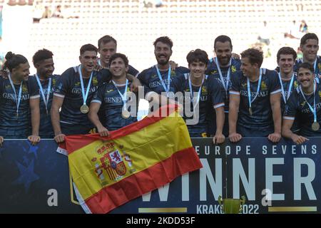 I membri della nazionale spagnola di rugby Sevens festeggiano dopo aver festeggiato la finale maschile 7s della Rugby Europe Sevens Championship Series 2022 a Cracovia. Domenica 03 luglio 2022, allo stadio municipale Henryk Reyman, Cracovia, Malopolskie Voivodato, Polonia. (Foto di Artur Widak/NurPhoto) Foto Stock