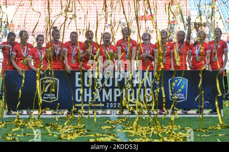 I membri della nazionale polacca di rugby Sevens festeggiano alla cerimonia di premiazione dopo aver vinto il Campionato europeo di rugby Sevens 2022. Domenica 03 luglio 2022, allo stadio municipale Henryk Reyman, Cracovia, Malopolskie Voivodato, Polonia. (Foto di Artur Widak/NurPhoto) Foto Stock