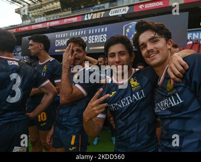 I membri della nazionale spagnola di rugby Sevens festeggiano dopo aver vinto la finale maschile 7s della Rugby Europe Sevens Championship Series 2022 a Cracovia. Domenica 03 luglio 2022, allo stadio municipale Henryk Reyman, Cracovia, Malopolskie Voivodato, Polonia. (Foto di Artur Widak/NurPhoto) Foto Stock